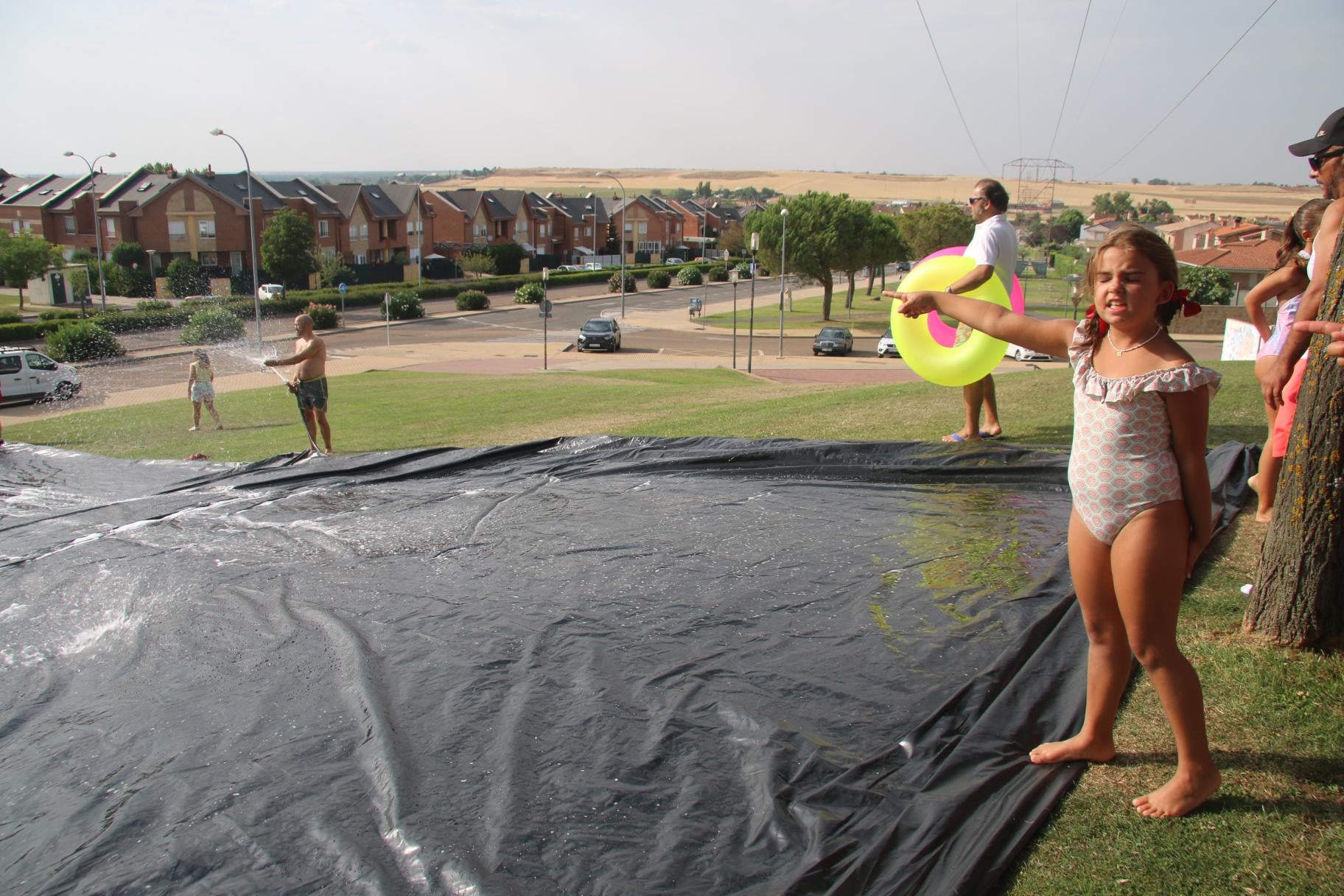 Villamayor de Armuña hace frente al calor con el tobogán de agua