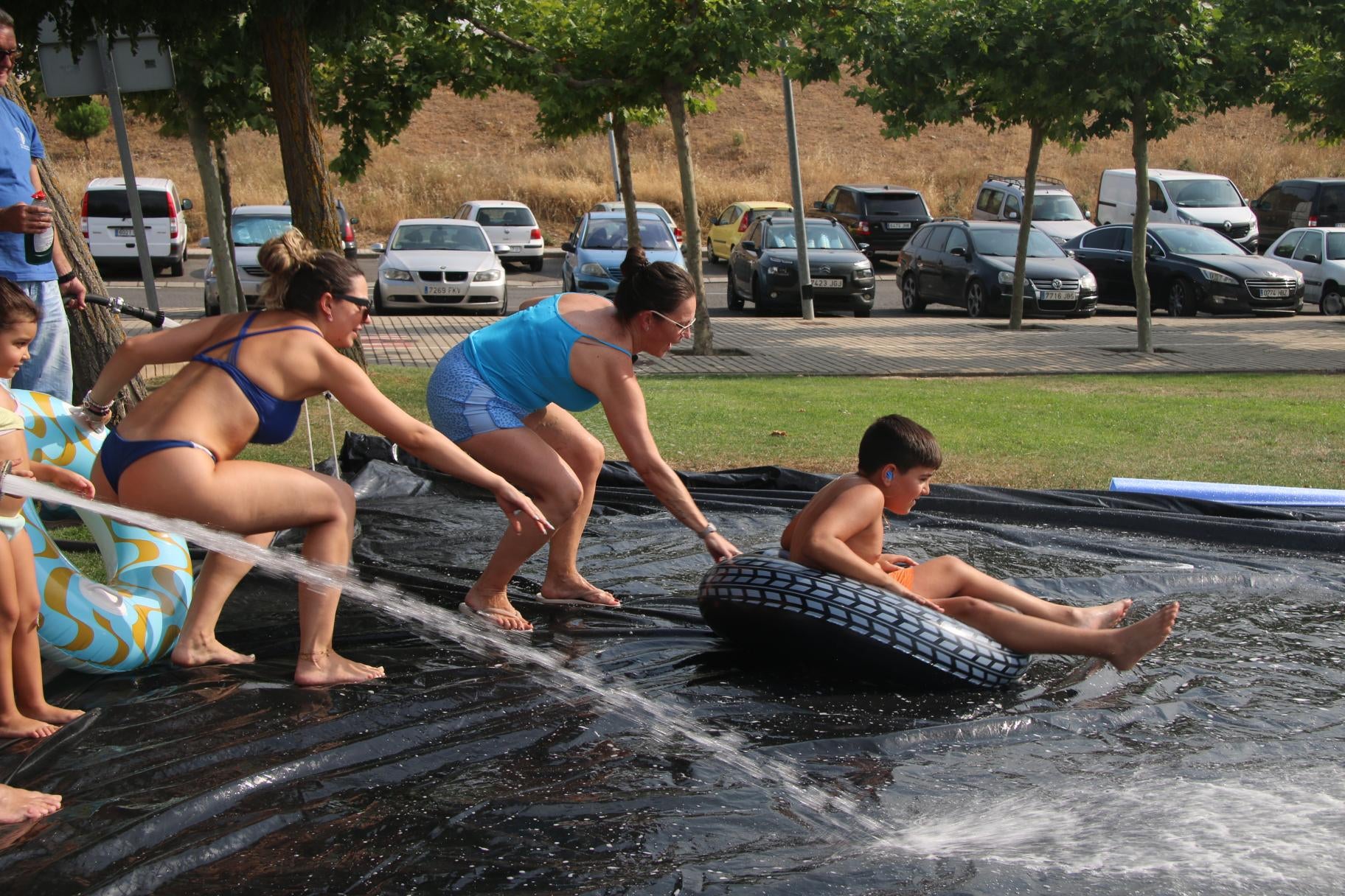 Villamayor de Armuña hace frente al calor con el tobogán de agua