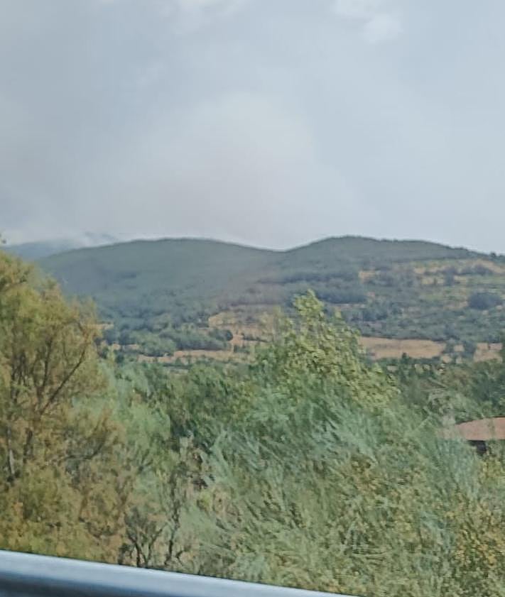 Imagen secundaria 2 - El incendio en Jarilla no para de avanzar y pone en alerta a Salamanca: ya está a 7 kilómetros del límite con Castilla y León