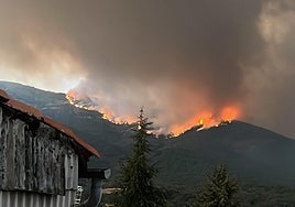 Imagen del fuego por la zona de Hervás.