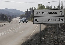Un coche de la Guardia Civil de Tráfico, cortando la circulación en una carretera próxima a Las Médulas.