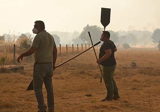 Voluntarios, actuando en el incendio de Cipérez.