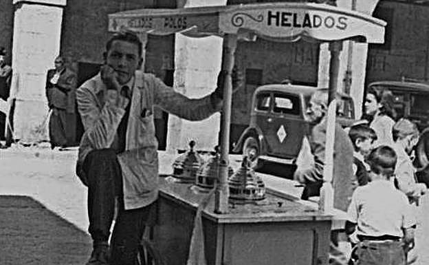 Simpática pose del heladero en la Plaza, en esa imagen de fines de los años 40.