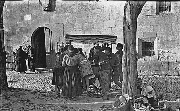 Un vendedor de helados atienda la demanda de numerosos clientes en su puesto situado junto a las Úrsulas. Imagen de los años 20.