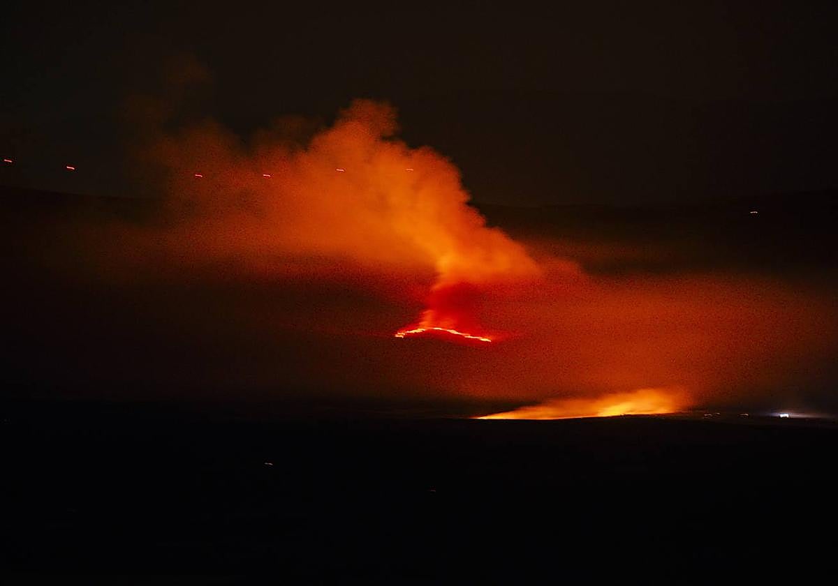 Vista del fuego declarado en Herradón de Pinares.