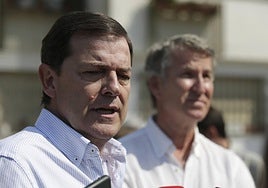 El presidente de la Junta de Castilla y León, Alfonso Fernández Mañueco, junto al líder del Partido Popular, Alberto Núñez Feijóo.