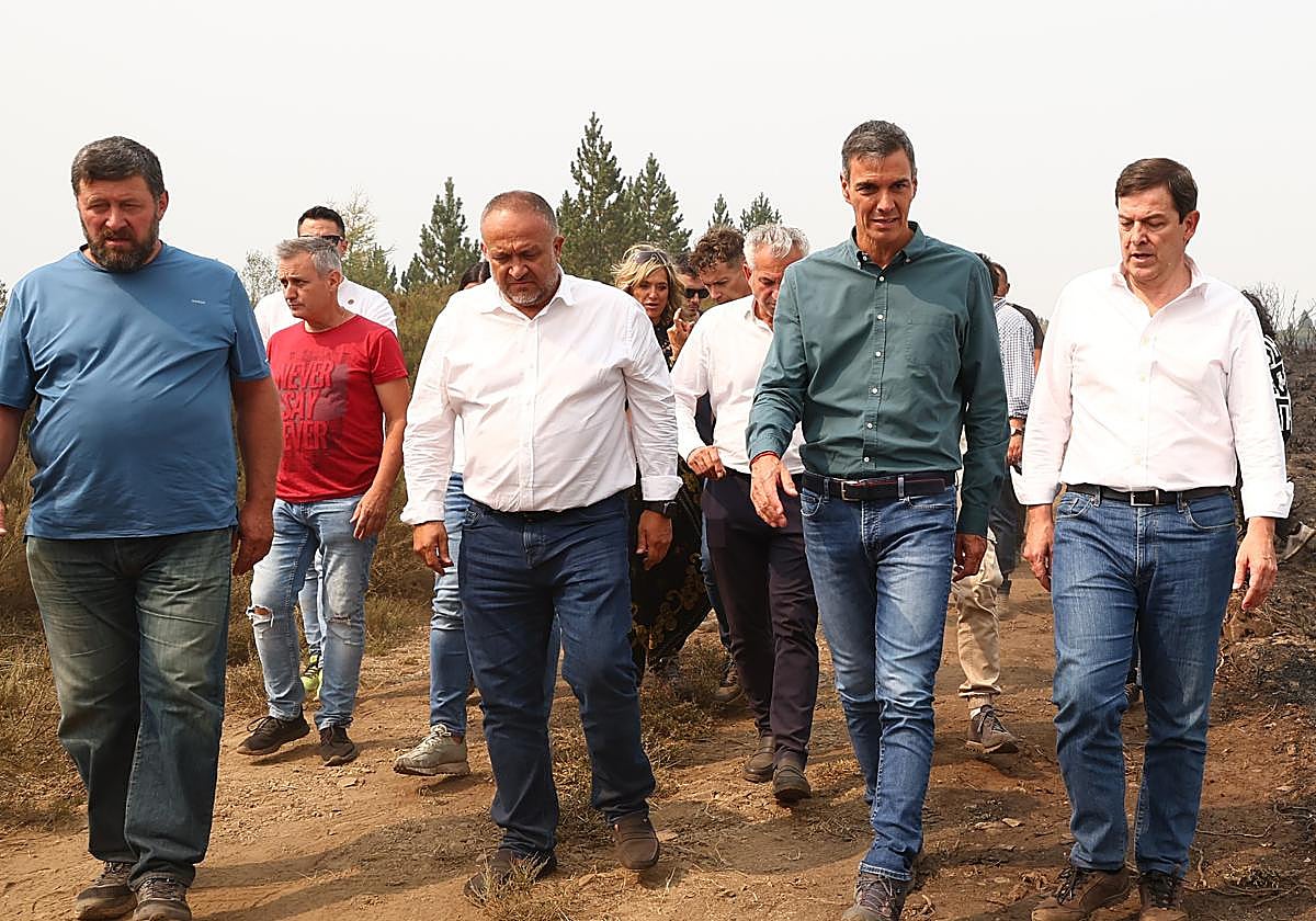 Alfonso Fernández Mañueco visita junto a Pedro Sánchez la zona de Villablino.