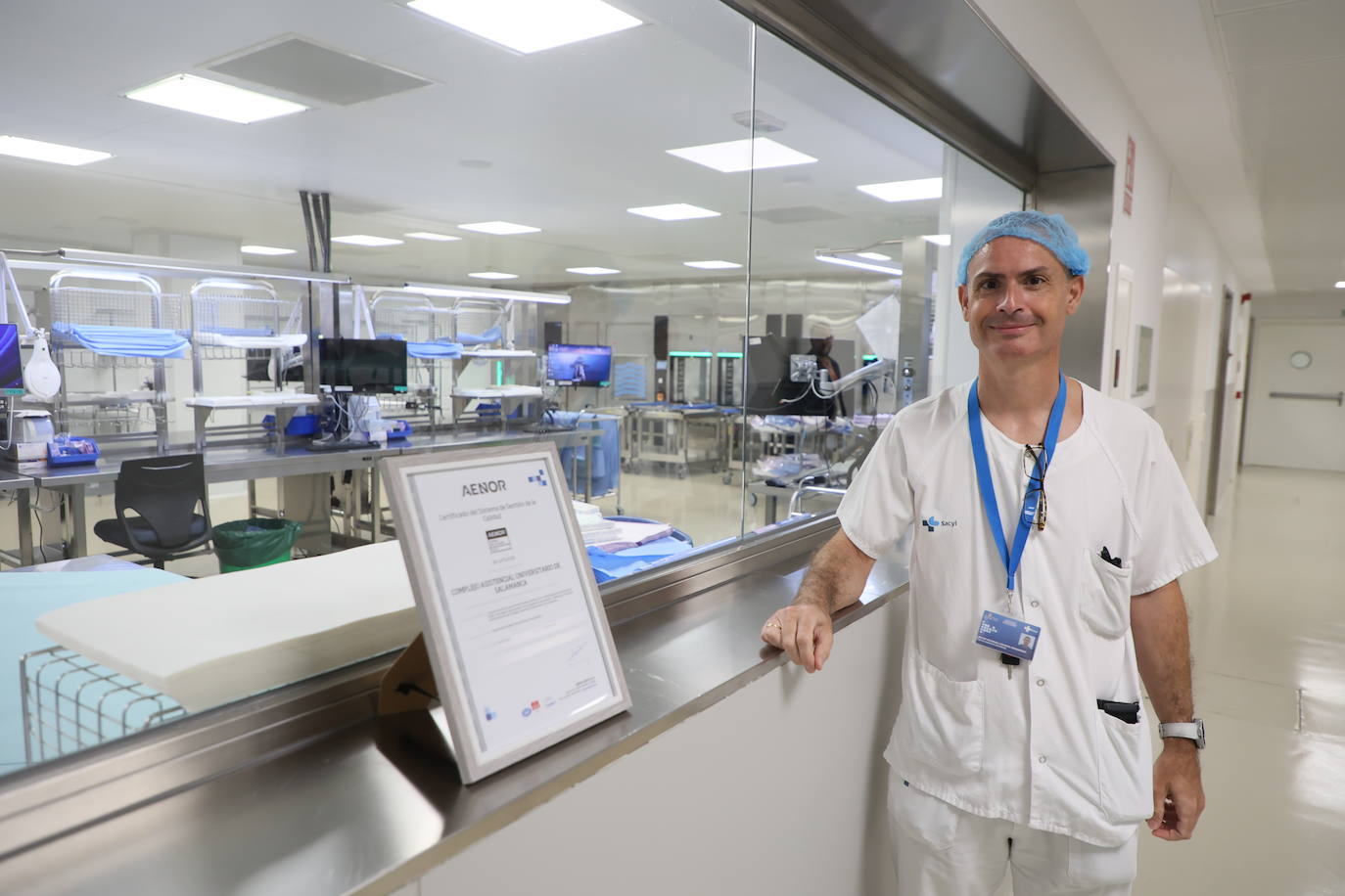 David Figuero, junto al certificado ISO 9001, que preside la entrada de la unidad para «orgullo de todos los integrantes».