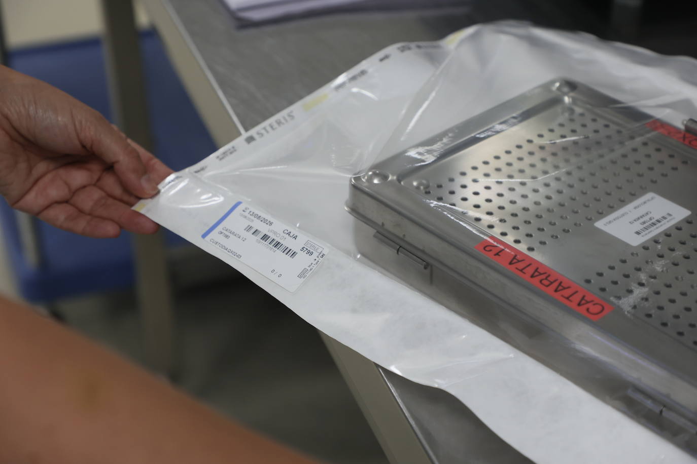 Una vez limpio, el material -en este caso de Oftalmología- se empaqueta para su esterilización -ya envasado- a baja temperatura.