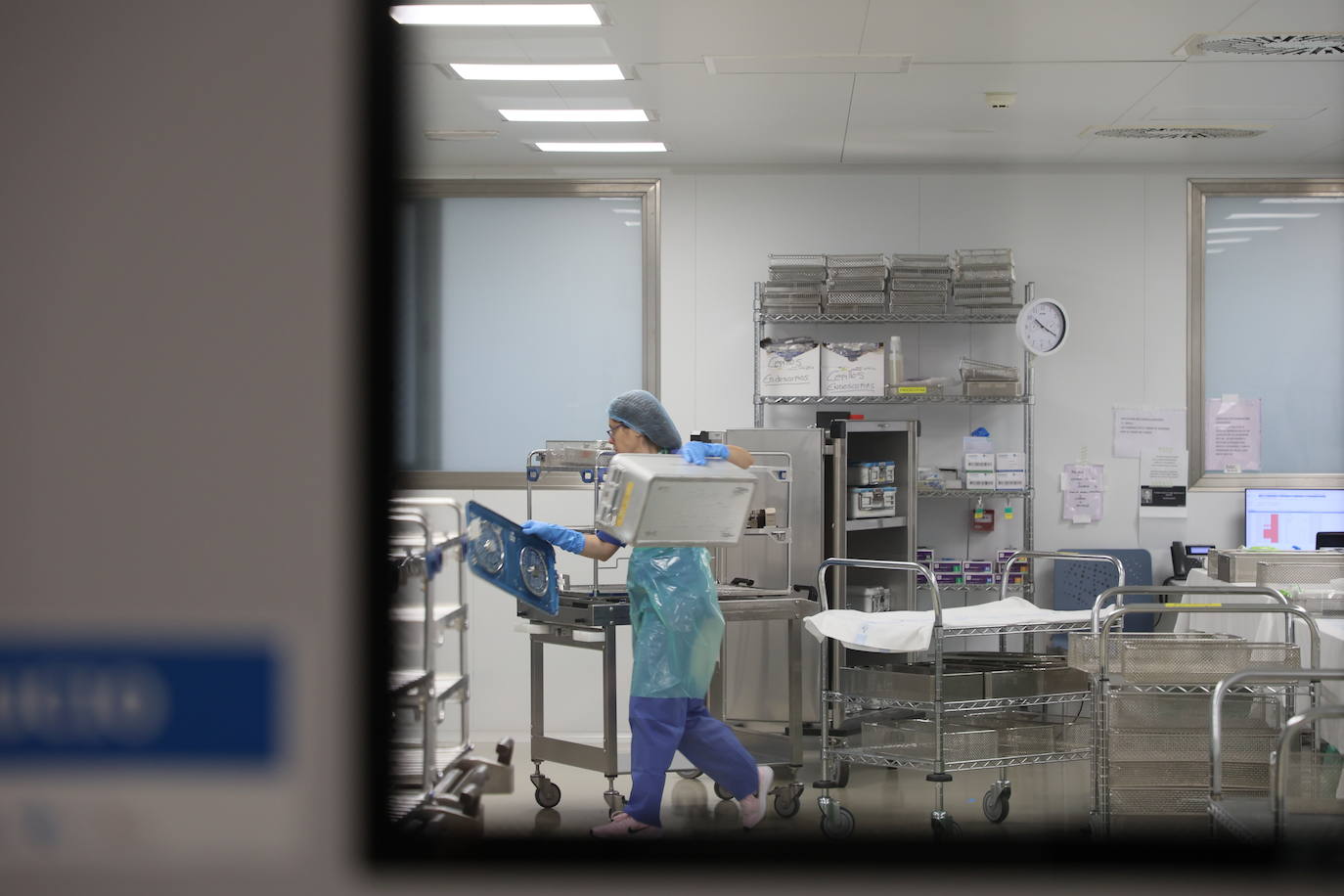 La central de esterilización recibe todo el material que ha sido utilizado en los quirófanos y al que hay que someter a un pretratamiento para su esterilización: un lavado a 90ºC durante cinco minutos con la presión adecuada.