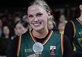 Laura Erikstrup, con el trofeo de MVP.