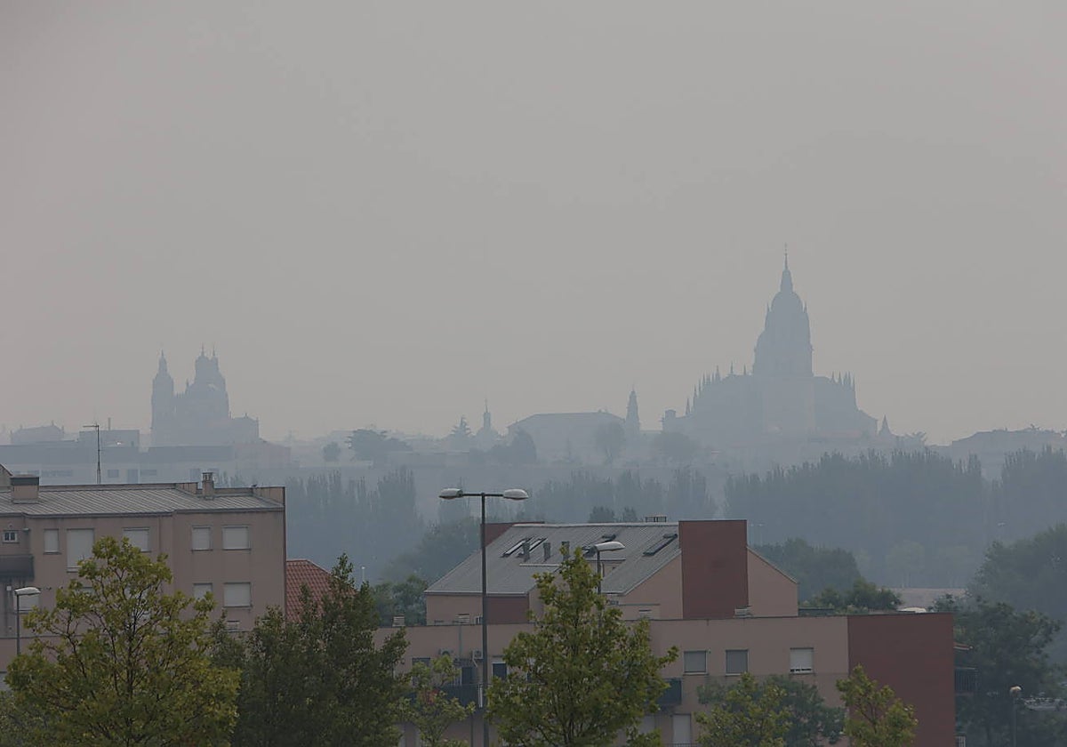 Imagen de la silueta de Salamanca, 'oculta' por el humo desplazado desde los incendios.
