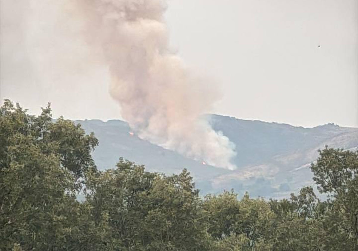 Imagen del fuego de Navasfrías en la mañana de este lunes.