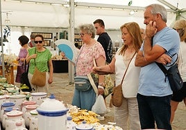 Algunos asistentes a la Feria de Artesanía de Barro en Salamanca, en uno de los puestos.