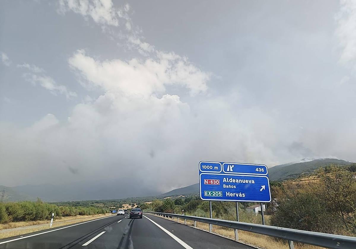 Imagen de la humareda provocada por el fuego declarado en Jarilla, casi a la altura de Hervás.