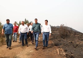 A la derecha, Pedro Sánchez y Alfonso Fernández Mañueco, durante la visita que el presidente del Gobierno hizo este domingo, 17 de agosto, a León.