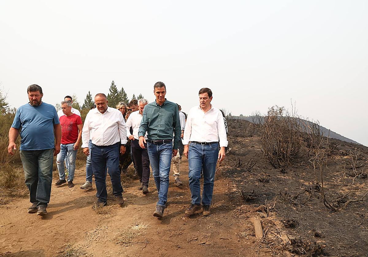 A la derecha, Pedro Sánchez y Alfonso Fernández Mañueco, durante la visita que el presidente del Gobierno hizo este domingo, 17 de agosto, a León.