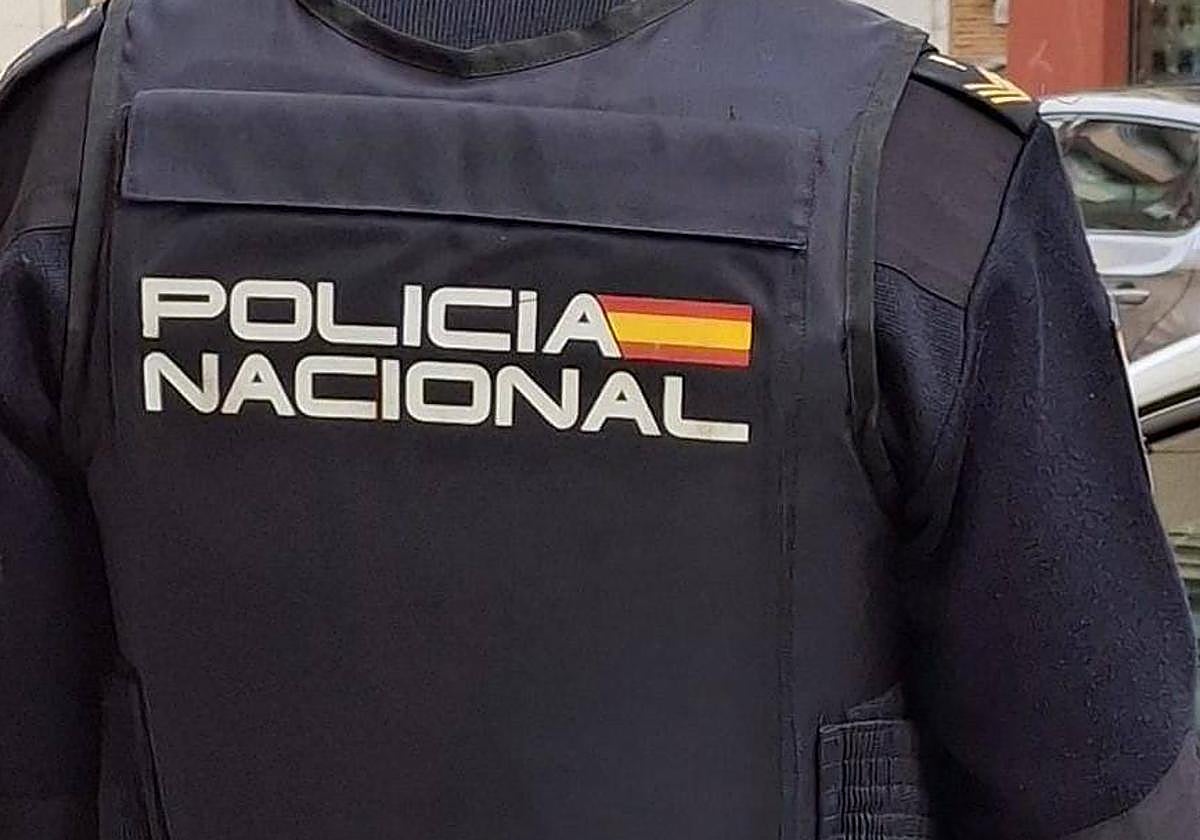 Un agente de la Policía Nacional, de espaldas. en una imagen de archivo.