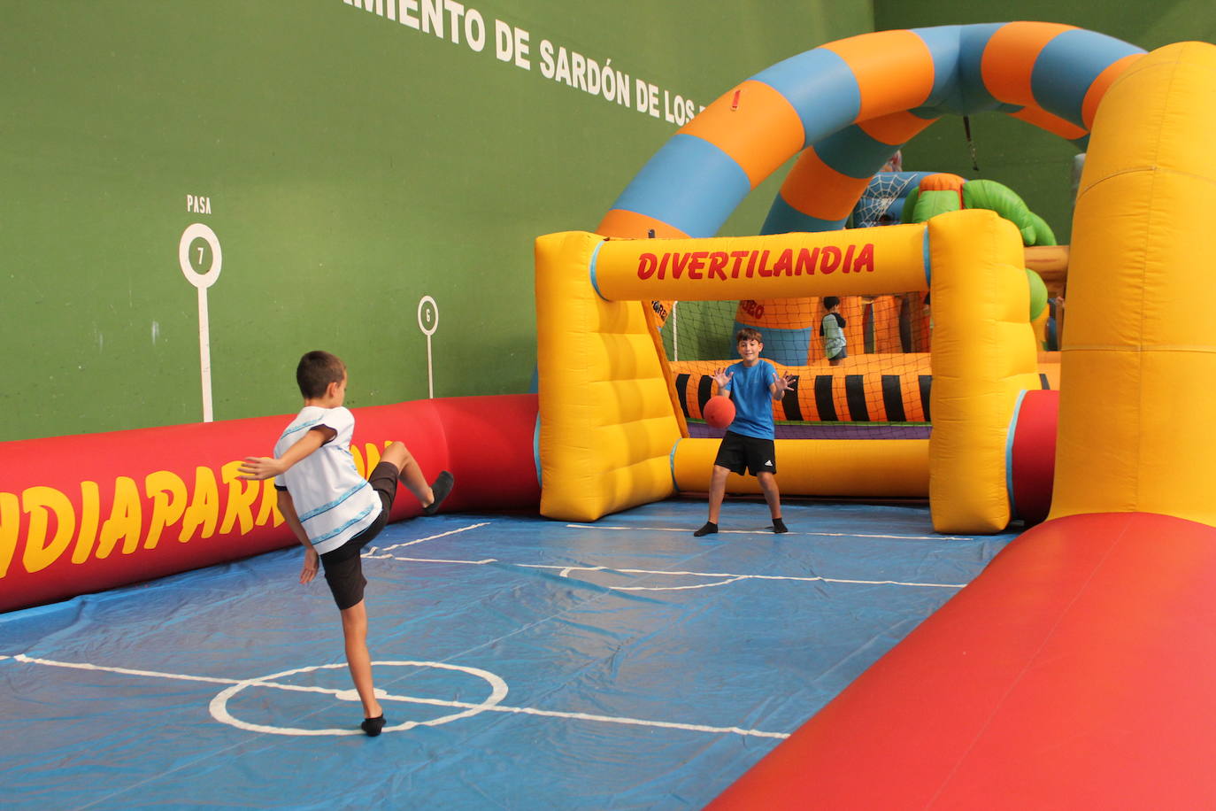 Hinchables, en el pabellón.