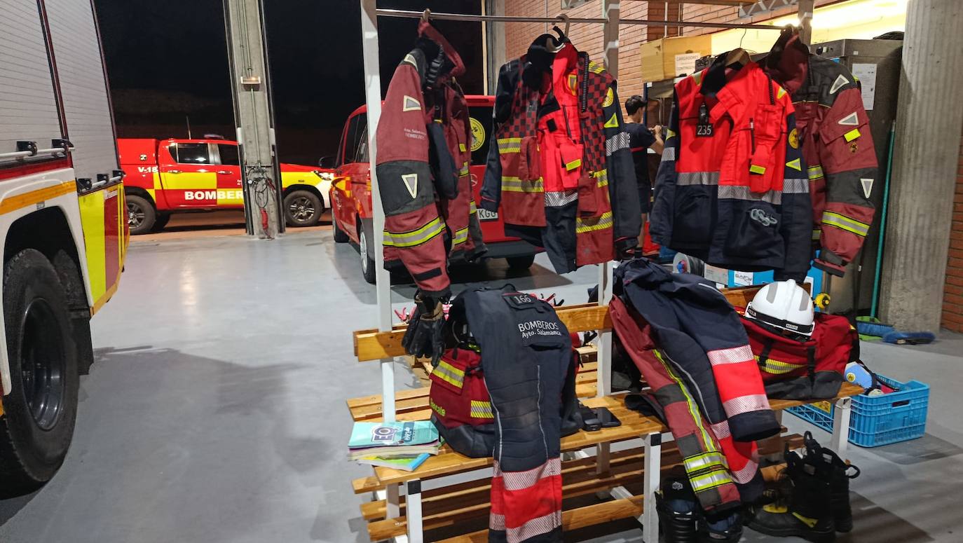 Imagen secundaria 2 - El Ayuntamiento moviliza a una dotación de Bomberos para colaborar en las labores de extinción de El Bierzo