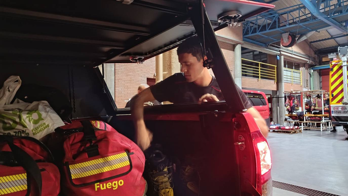 Imagen secundaria 1 - El Ayuntamiento moviliza a una dotación de Bomberos para colaborar en las labores de extinción de El Bierzo