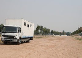 Un vehículo estacionado en el solar del futuro parking de caravanas.