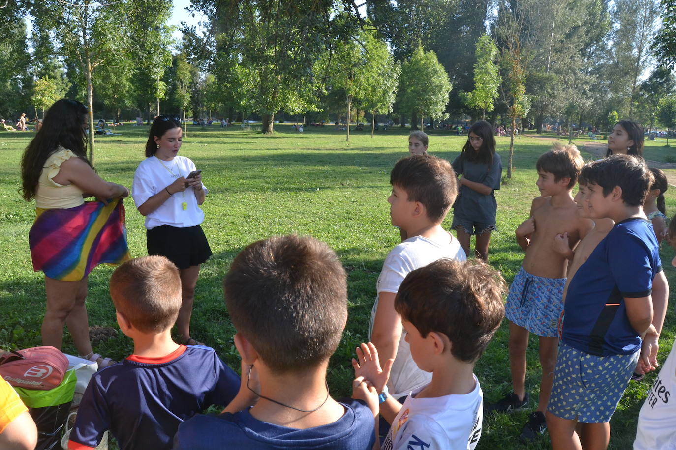 Los jóvenes disfrutan de juegos para concienciarse del respeto a la naturaleza