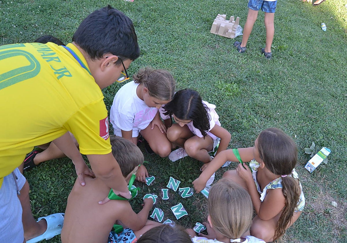 Los jóvenes disfrutan de juegos para concienciarse del respeto a la naturaleza