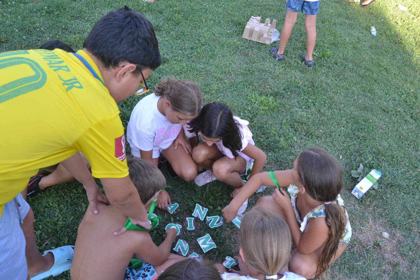 Los jóvenes disfrutan de juegos para concienciarse del respeto a la naturaleza