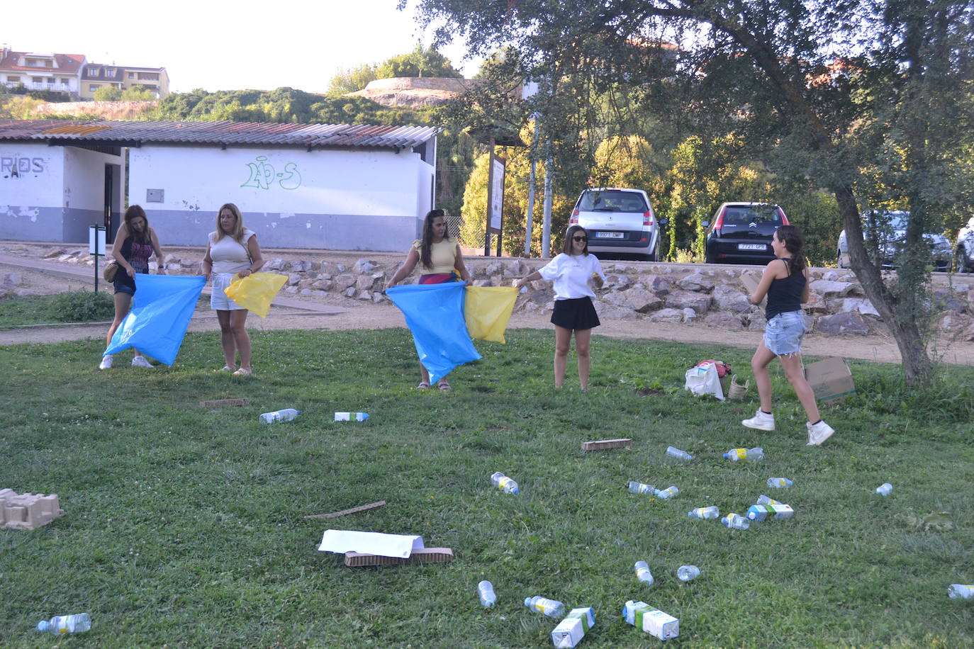 Los jóvenes disfrutan de juegos para concienciarse del respeto a la naturaleza