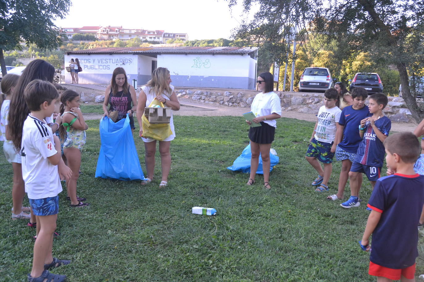 Los jóvenes disfrutan de juegos para concienciarse del respeto a la naturaleza