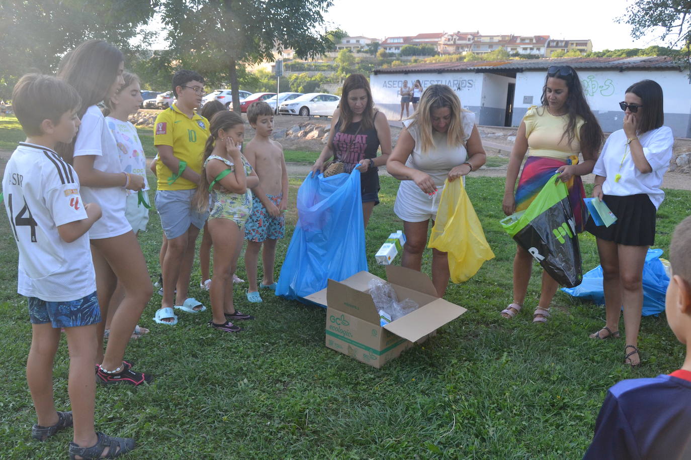 Los jóvenes disfrutan de juegos para concienciarse del respeto a la naturaleza