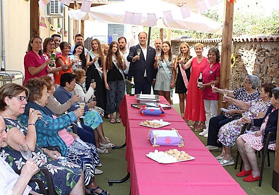 Brindis por los mayores en el centro de día