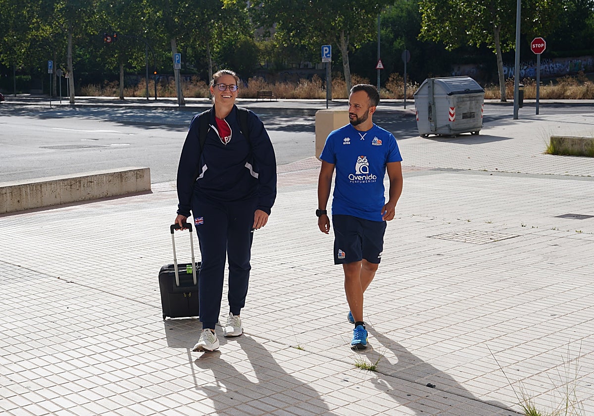 Anna Montañana, llegando al pabellón junto a Víctor Sánchez el pasado verano.