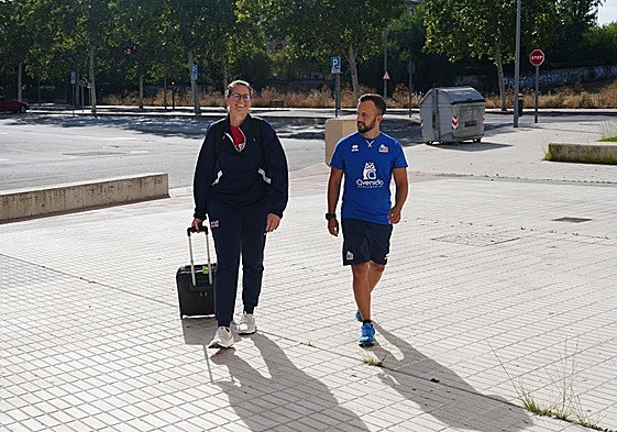 Anna Montañana, llegando al pabellón junto a Víctor Sánchez el pasado verano.