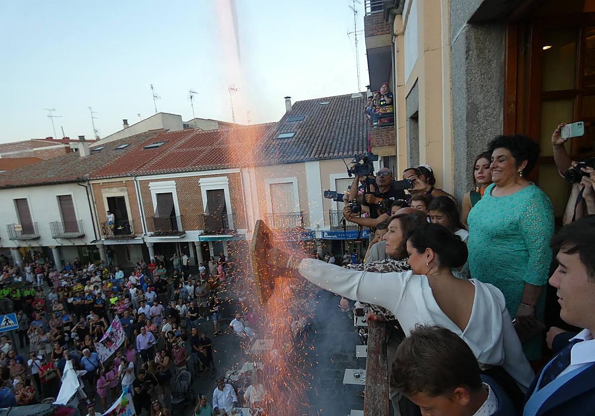 Imagen del lanzamiento del chupinazo en las fiestas de la localidad del año pasado.