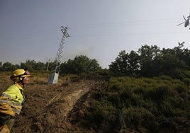 Un helicóptero bombardero, durante la tareas de extinción de uno de los incendios declarados en la Comunidad.
