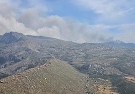 Imagen de la humareda provocada por el fuego, originado en Jarilla, desde la Sierra de Candelario.