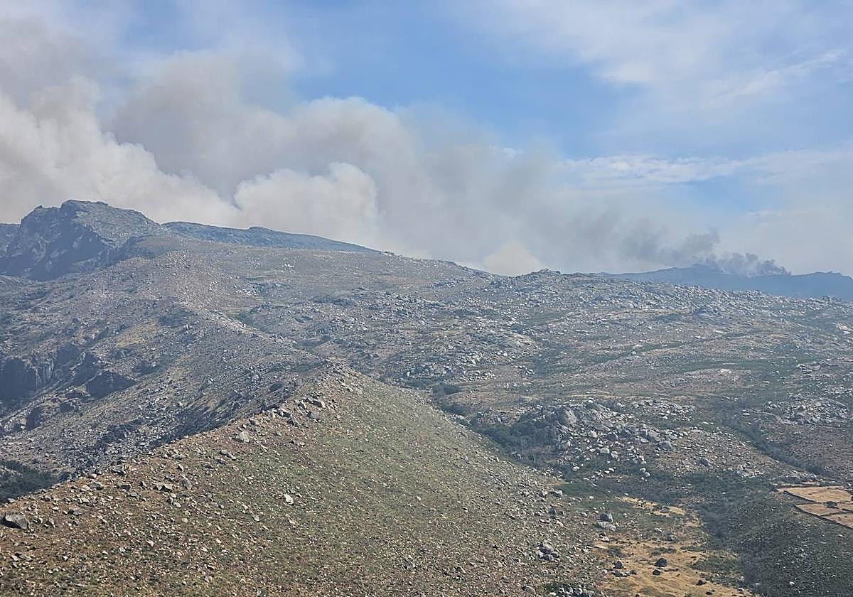Imagen de la humareda provocada por el fuego, originado en Jarilla, desde la Sierra de Candelario.