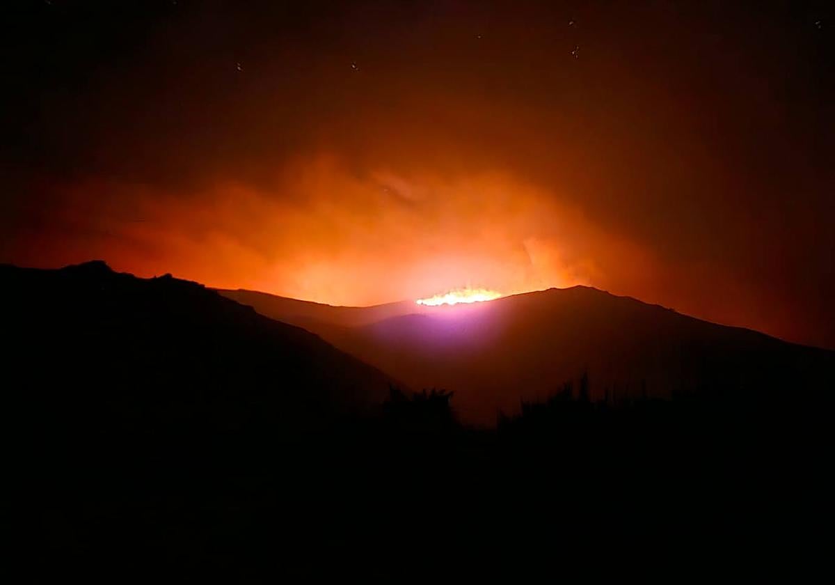 Imagen del incendio, visto desde el Cancho de la Muela.