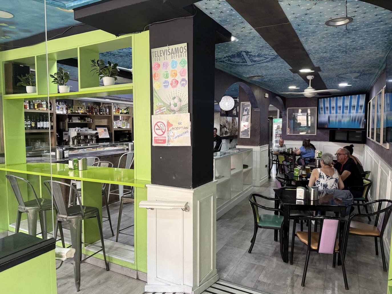 Imagen principal - El bar de barrio con legado familiar que todo el mundo conoce: «Hay que estar a la altura de lo que nos dejaron nuestros padres»