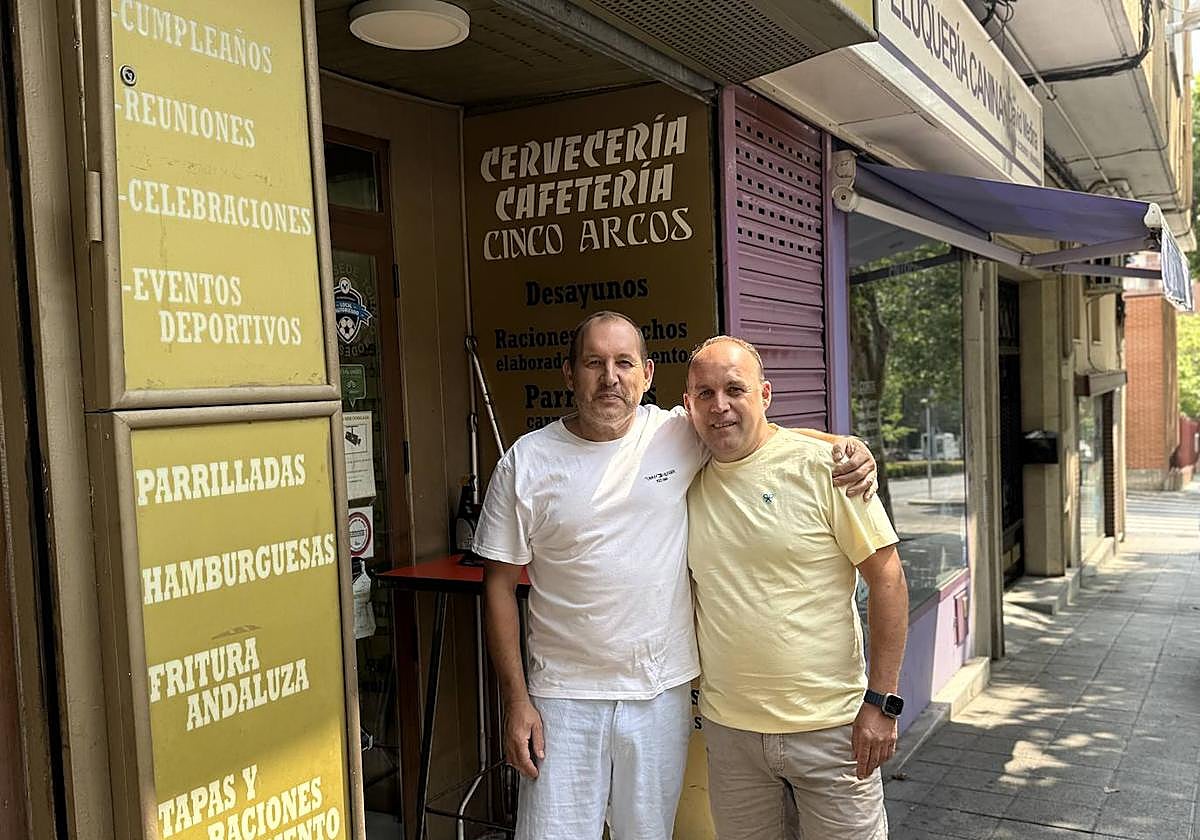 Cristóbal y Óscar Gangoso, en la puerta de su cafetería.