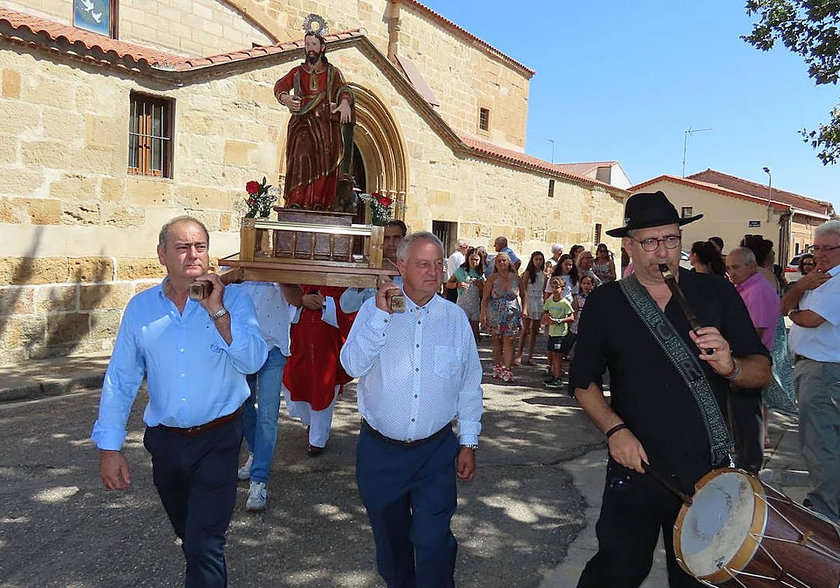 Procesión de San Bartolo, acompañado de la música charra de Carlos Rufino de Haro.