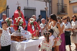 Ofertorio a San Juan Bautista en la plaza.