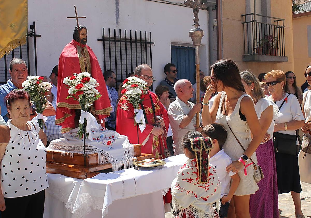Ofertorio a San Juan Bautista en la plaza.