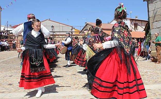 Bailes serranos a cargo del grupo local.