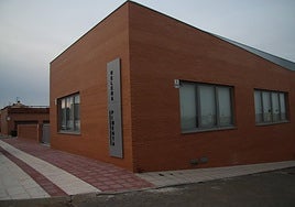 Imagen exterior del centro cultural Helena Pimenta de la localidad de Carrascal de Barregas.