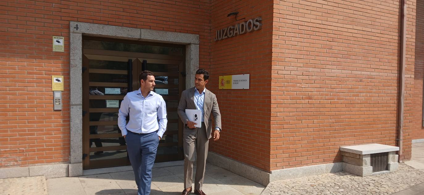 Miguel Rodero y Juan Gonzalo Ospina, saliendo de los Juzgados de Béjar tras defender a los dos ciudadanos suizos.