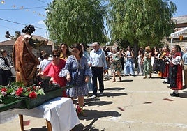 Los vecinos, junto a la talla de San Bartolomé.