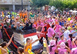 Vista del chupinazo del año 2006, con los Kripendorf disfrazados del Equipo A con furgón incluido.